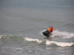 Tekneyle açılan 14 kişi koyda mahsur kaldı