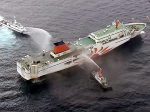 Japonya'da içinde yük ve yolcu bulunan feribotta yangın çıktı