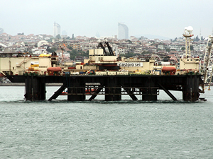 CASTORO SEI isimli platform İstanbul Boğazı'ndan geçti