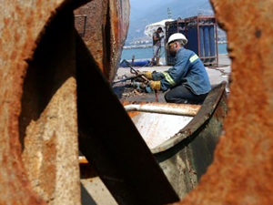 İskenderun Körfezi'nde motoru çalınan gemi hurda oldu