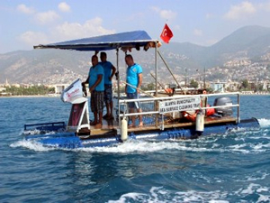 Otobüs durağından yapılan Wasteddin teknesi 5 yıldır denizi temizliyor