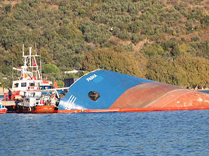 Marmara Denizi'nde yan yatan Pasha gemisi balıkçıları mağdur etti