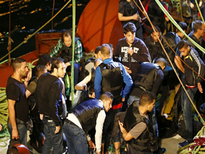 Balık için açılan balıkçılar, kaçakları kurtardı