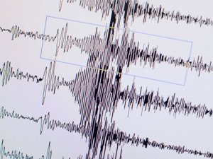 Yüksekova ve Akdeniz'de 40 dakika arayla sallandı!