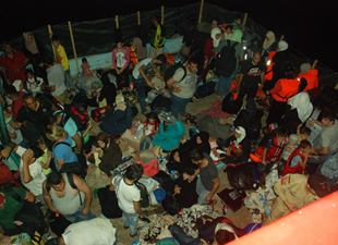 Manavgat açıklarında 8 saat süren operasyonda 260 Suriyeli ve Iraklı mülteci yakalandı