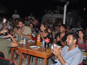 "Bir Deniz Hikâyesi" dizisinin oyuncuları ilk bölümü yöre halkıyla izledi