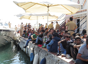 52 Kaçak göçmen, ölümün eşiğinden döndü