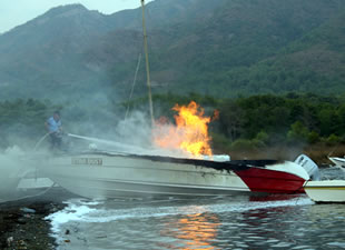 Sürat teknesi bakım sırasında yanarak kül oldu