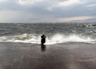 İzmir'de deniz taştı, Cumhuriyet meydanı sular altında kaldı