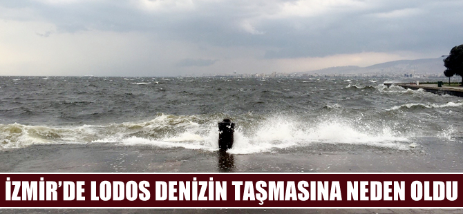 İzmir'de deniz taştı, Cumhuriyet meydanı sular altında kaldı