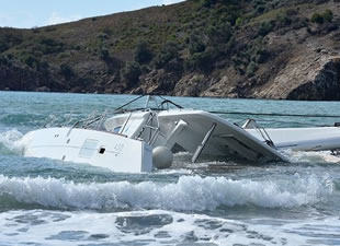 Muğla'da Rus turistlerin katamaranı battı