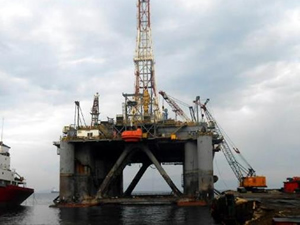 Rosneft ve Gazprom petrol aramalarını erteliyor