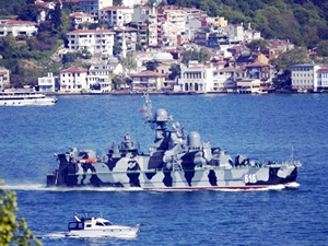 Rus savaş gemileri Türk Boğazları'ndan geçerek Suriye'ye sevkiyat yapıyor