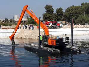 YÜTEK, İZSU’ya amfibi iş makinesini teslim etti