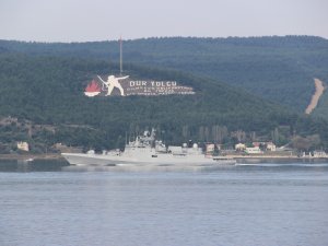 Hindistan savaş gemisi "INS Trikand" Çanakkale Boğazı'ndan geçti