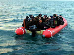 Umut yolcuları Midilli açıklarında sürat botlarıyla gelen maskeli kişilerin saldırısına uğradı