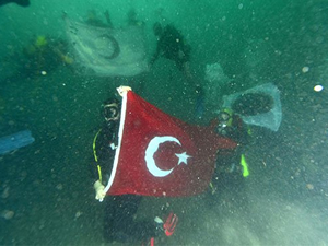 Çanakkale Boğazı'nda şehitlere saygı dalışı gerçekleştirildi
