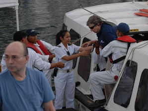 Fethiye'de kruvaziyerler için iskele olmayınca turistler filikalarla taşınıyor