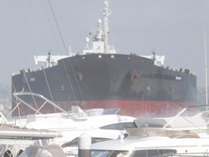 Fırtınada sürüklenen petrol tankeri Lizbon'da karaya oturdu