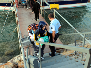 Beyşehir'de tekneden iskeleye çıkmak isterken pusetten göle düşen bebek kurtarıldı
