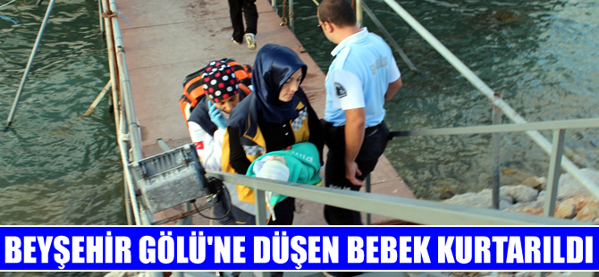 Beyşehir'de tekneden iskeleye çıkmak isterken pusetten göle düşen bebek kurtarıldı
