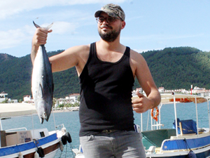 Marmaris'te balıkçılar en büyük balığı yakalamak için yarıştı