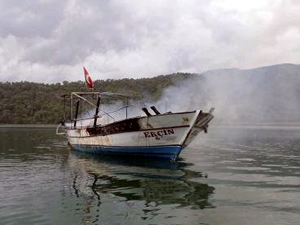 Köyceğiz'de tur teknesi cayır cayır yandı