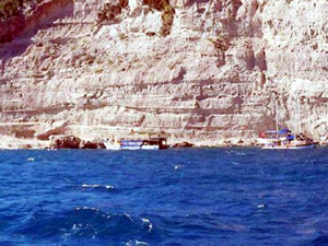 Turistleri taşıyan tekne kayalıklara çarpmaktan son anda kurtarıldı