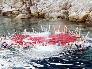 Cumhuriyetin 92. yılını denizde kutladılar