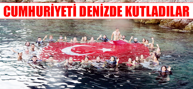 Cumhuriyetin 92. yılını denizde kutladılar