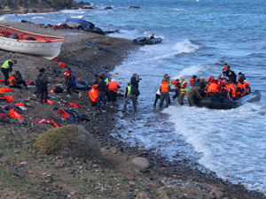 Kaçakların Ege'deki tehlikeli yolculuğu hava muhalefetine rağmen hız kesmiyor