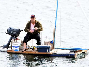 Sokaktan topladığı atık malzemelerle tekne yaptı