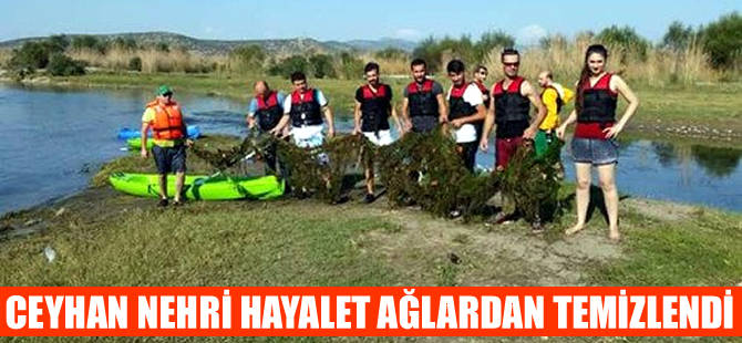 Kano sporcuları Ceyhan Nehri'ni ağlardan temzlediler