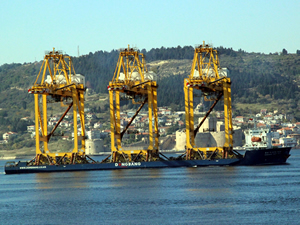 Liman vinci taşıyan Dongbang - 2 isimli gemi Çanakkale Boğazı'ndan geçti