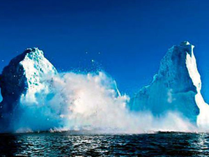 Grönland'da dev buzul ortadan ikiye ayrıldı