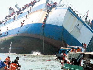 Endonezya'da limana yanaşmaya çalışan yolcu gemisi alabora oldu