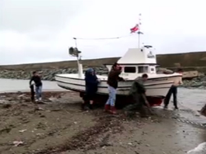 Fırtına balıkçı barınağının girişini kumla kapattı, tekneler mahsur kaldı