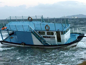 Ayvacık sahilinde ahşap tekne karaya oturdu