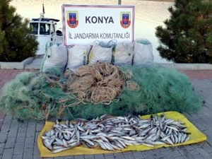 Beyşehir Gölü'nde 4 bin 800 metre misina ağı ele geçirildi.