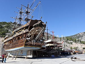 Antalya'da mavi yolculuğa çıkan 20 tur teknesi kış bakımına alındı