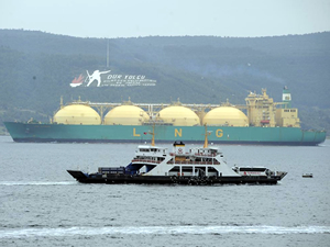 "LNG Rivers" adlı tanker Çanakkale Boğazı'nı trafiğe kapattı