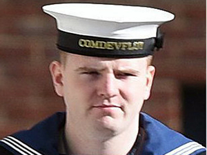 Erkek denizciler, kadın meslektaşlarını gizlice filme aldı