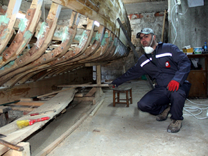 Evin bodrumunda yaptığı tekneyi çıkarmak için duvarları yıkacak