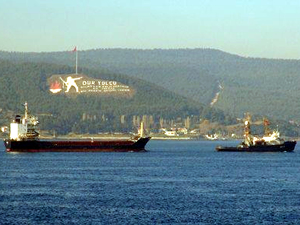 Rus donanmasına ait "KYZYL-60" isimli kargo gemisi Çanakkale Boğazı'ndan geçti