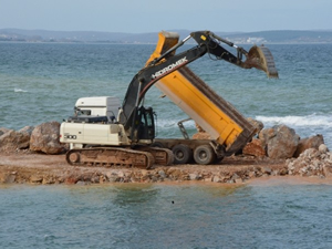 Sinop'ta kale surlarını koruyan mendirek uzatılıyor