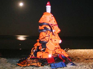 Midilli'de mültecilerin can yeleklerinden yılbaşı ağacı