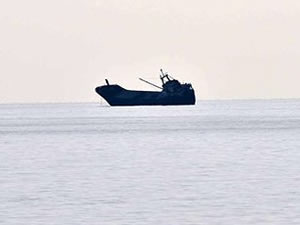 Akdeniz'de terk edilmiş gemi fırtınaya kapılıp sürüklendi
