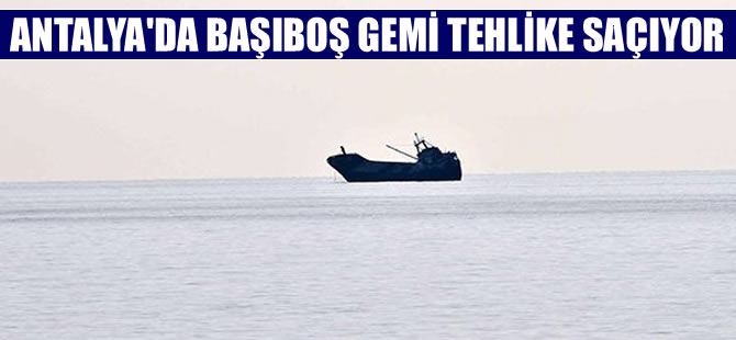 Akdeniz'de terk edilmiş gemi fırtınaya kapılıp sürüklendi