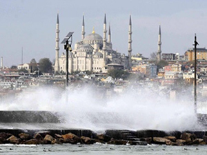 Marmara Denizi ve Kuzey Ege'de deniz ulaşımına lodos geçit vermiyor