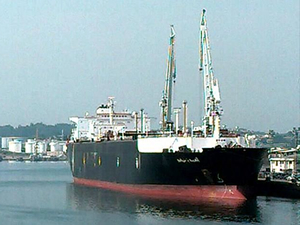 282 metrelik doğalgaz tankeri geçişi sırasında Çanakkale'de deniz trafiğini engelledi